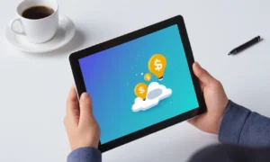 Una persona que tiene una tableta con un exitoso logotipo de campañas de crowdfunding en la pantalla.