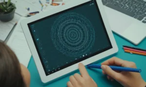 Un grafólogo analizando gráficos de moda en una tableta.