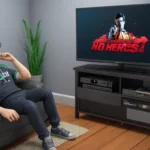 Un gráfico que muestra datos de ventas declinantes para No More Heroes II junto a un personaje de jugador decepcionado sentado frente a un televisor.