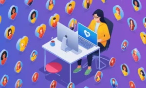 Una persona sentada en un ordenador