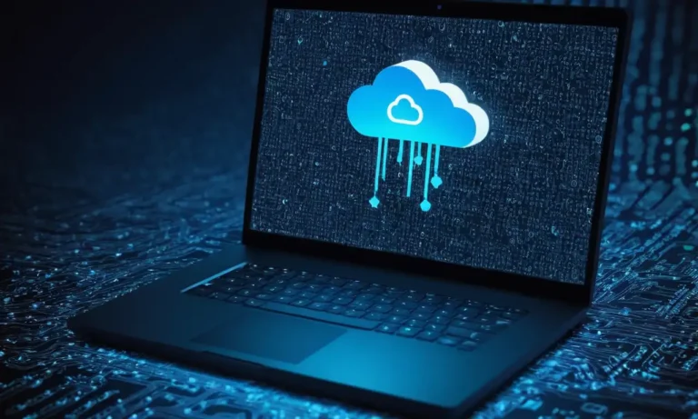 icono de herramientas de desarrollo basadas en la nube en una pantalla portátil rodeada de símbolos de codificación.
