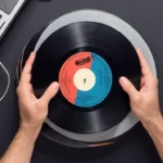 Una persona con un viejo disco de vinilo con tecnología moderna y ondas de sonido que la rodean.
