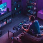 Un jugador sentado en un sofá